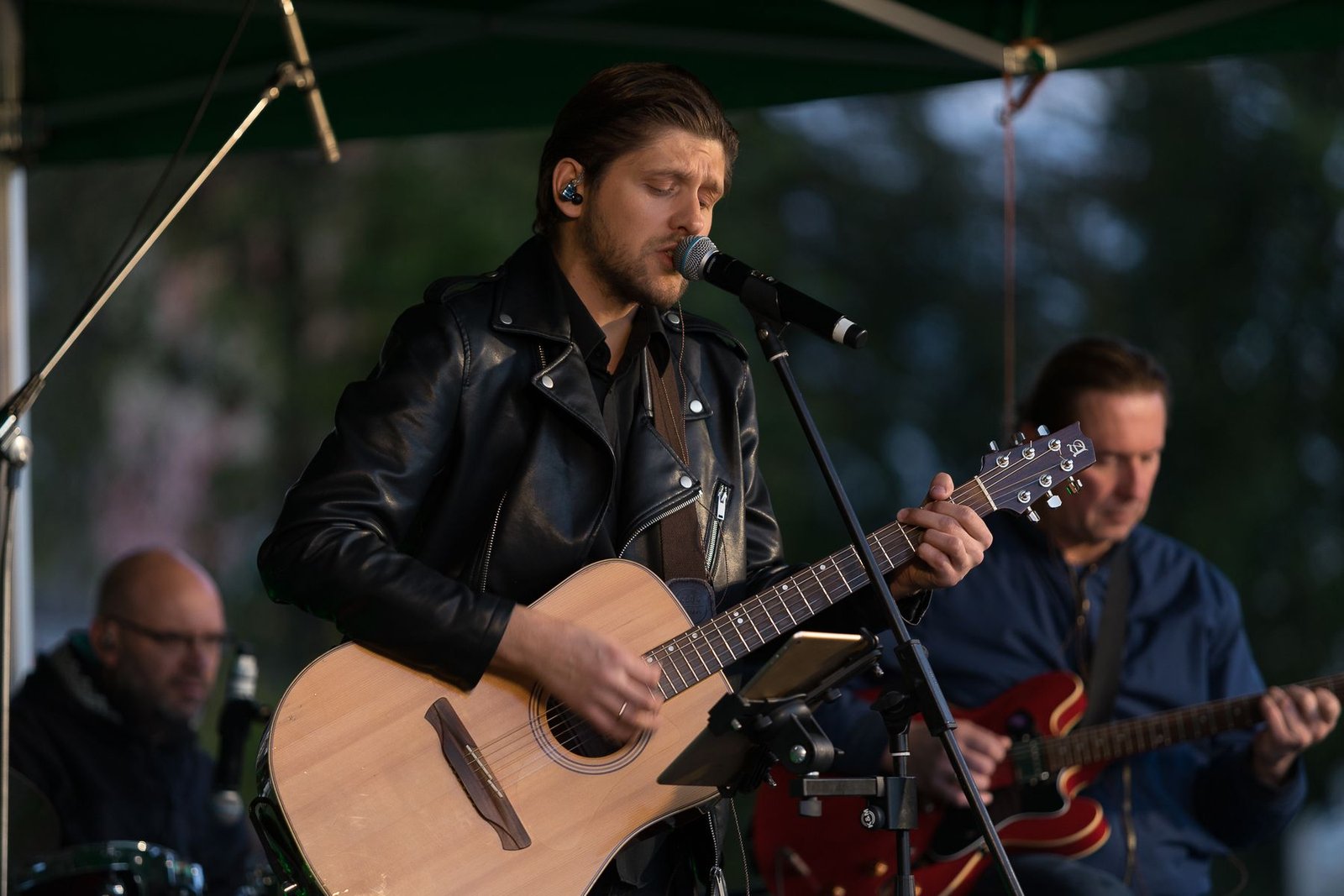Justinas Stanislovaitis ir gitaristas groja vakaro šventėje po atviru dangumi