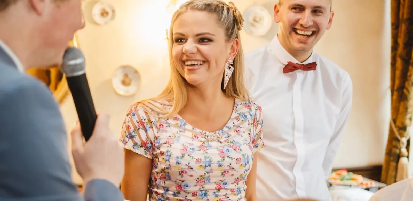 Renginių vedėjas kalba šventės svečiams