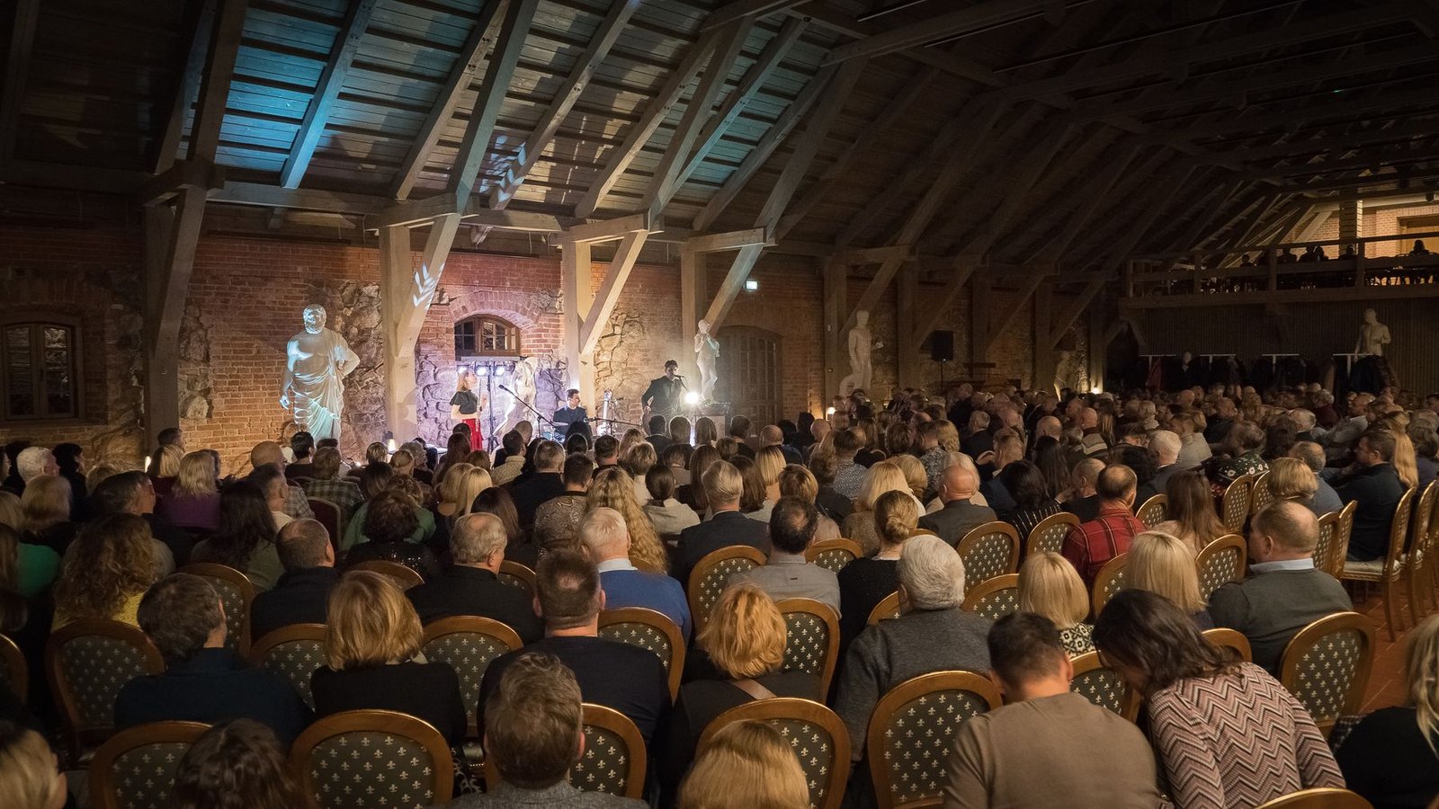 Gyvos muzikos koncertas pilnoje Užutrakio dvaro salėje