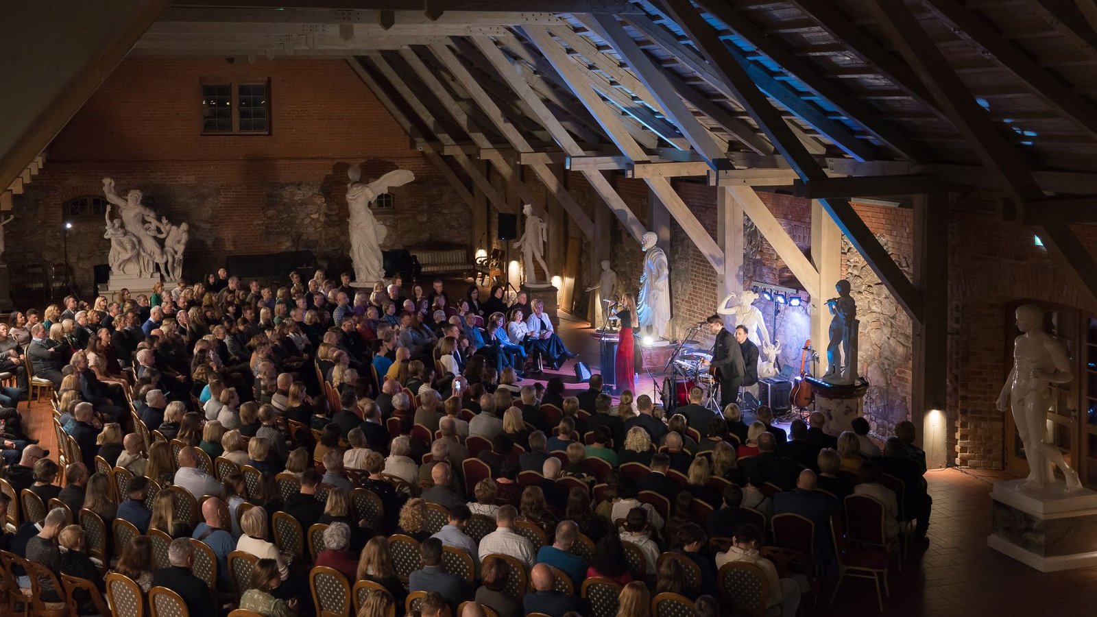 The audience in the Užutrakis Manor hall during a concert