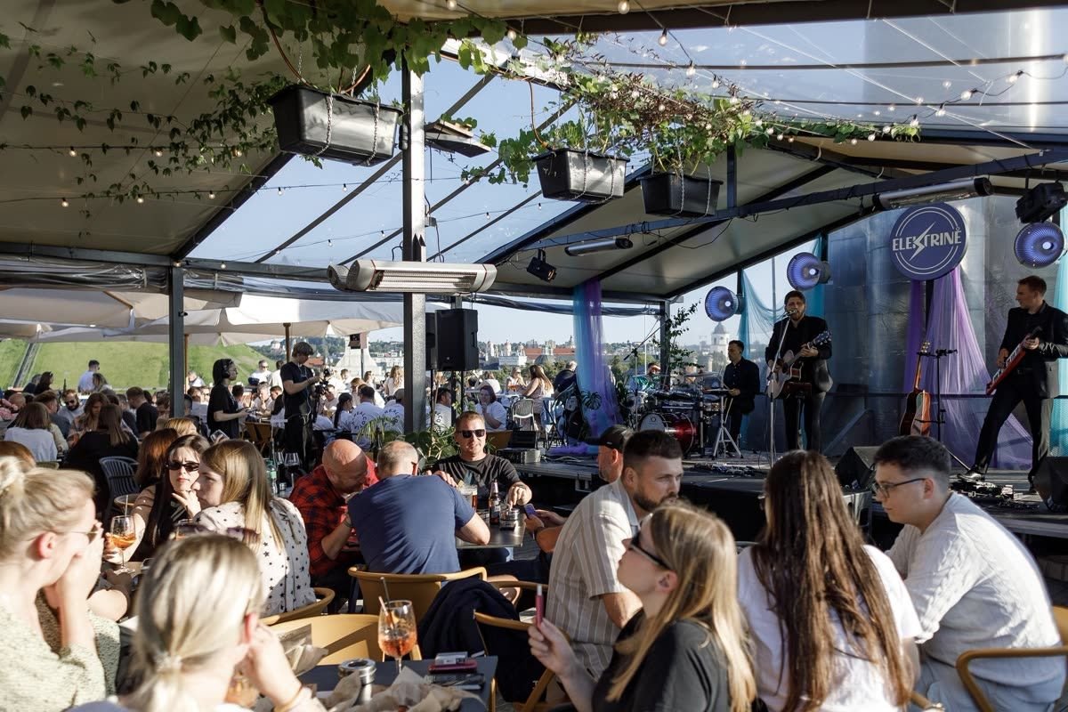 Guests on a terrace next to the stage with the band